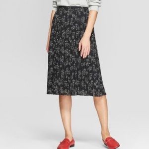 🎶💖A NEW DAY Black Pleated Midi Skirt in Faces Print